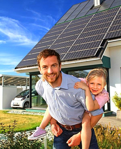 Mit eigener E-Tankstelle, Batteriespeicher und cleverem Energiemanagementsystem lässt sich der Verbrauch von selbst erzeugtem Solarstrom im Eigenheim optimieren - Foto: djd/Bundesverband Solarwirtschaft