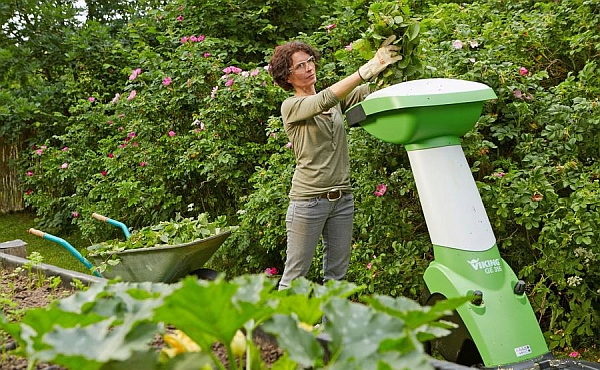 In den Häcksler damit: Der Grünschnitt aus dem heimischen Garten bildet die Grundlage für einen nährstoffreichen Kompost. Foto: djd/STIHL