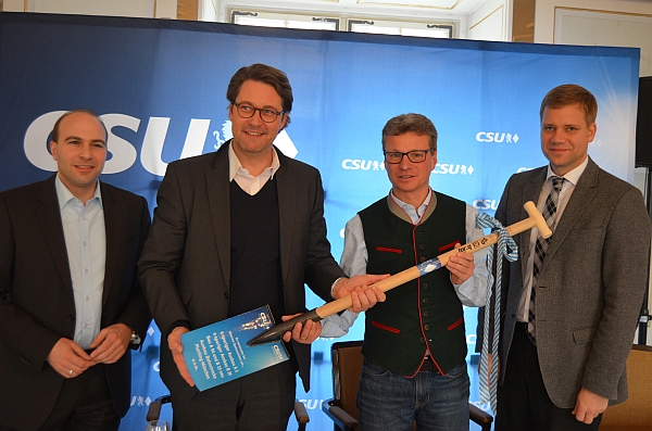 Für den CSU-Bezirksvorsitzenden Andreas Scheuer (2.v.l.) gab es von stellvertretendem Bezirksvorsitzenden Florian Oßner (l.) und den beiden Spitzenkandidaten Bernd Sibler (2.v.r.) und Olaf Heinrich einen Spaten, den er in seiner neuen Aufgabe als Bundesminister für Verkehr möglichst oft in Niederbayern einsetzen sollte. 