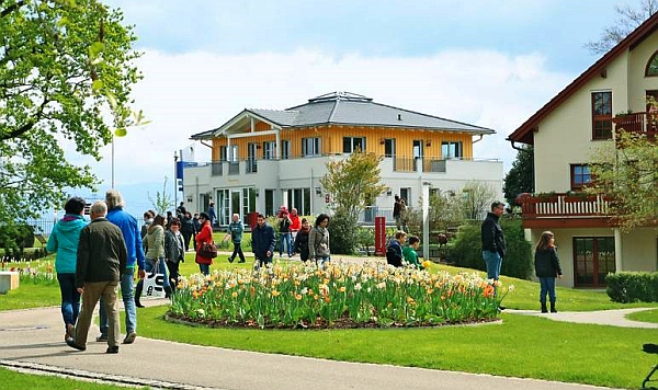 In der "World of Living" in baden-württembergischen Rheinau-Linx können Besucher zahlreiche Musterhäuser besichtigen. Foto: djd/WeberHaus.de