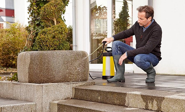 Bei der Grundreinigung von Terrasse und Wegen helfen am besten Spezialreiniger. Foto: djd/Mellerud
