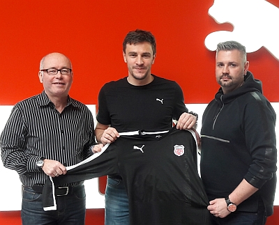 1. Vorsitzender Manfred Schötz, Puma Vertriebsleiter Bayern Stefan Wilk und sportlicher Leiter VfB Straubing Tobias Forster Foto von: Puma Deutschland