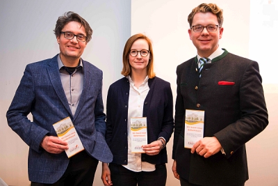  „Wir bauen neue Bettenhäuser“: Geschäftsführer Nicolas von Oppen (rechts) sowie Architekt Alexander Deutschmann und Jasmin Hallemeier von Nickl & Partner Architekten München informierten am Mittwoch die Anwohner zum geplanten Neubau-Projekt. Foto: Klinikum Landshut