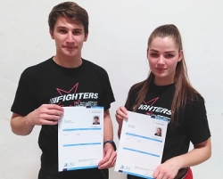 Stolz präsentieren Sebastian Höflinger und Corinna Zehentbauer ihre Trainer-Lizenzen. - Foto Babel