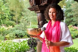 Dr. Ingrid Straub mit Klangschale