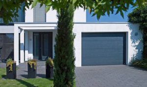 Smarte Gebäudetechnik macht den Alltag heute bequemer und sicherer. Das macht auch an der Garage nicht Halt: Ein Tor, das sich auf Knopfdruck öffnet und schließt, erspart das lästige Ein- und Aussteigen.