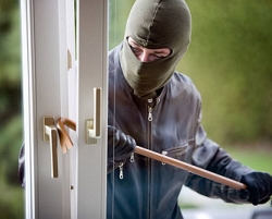 Durch ein Fenster oder eine Terrassentür verschaffen sich etwa zwei Drittel der Einbrecher Zugang zur Wohnung.