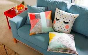 Ins Auge stechen auch die witzigen Kissen mit zwinkernden Augen und lachenden Gesichtern. - Foto: djd/www.hoeffner.de