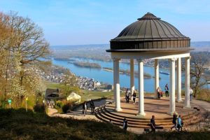 Das klassizistische Rondel oberhalb Rüdesheim war schon Treffpunkt für Goethe und Beethoven. - Foto: djd/nicko-cruises.de