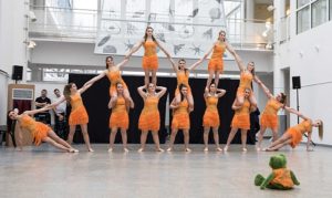 Die Showtanzgruppe Dream Dance Reloaded Landshut bei ihrem Auftritt im Klinikum im Fasching 2018.