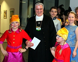 Die Bachler Faschingsfreunde bei der Ordensverleihung an Chefarzt Dr. Herbert Wollner, Innere Medizin/Kardiologie, und Schwester M. Johanna Haugeneder, Krankenhausseelsorgerin.