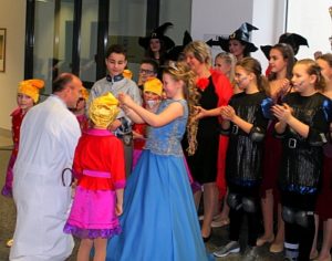 Die Bachler Faschingsfreunde bei der Ordensverleihung an Chefarzt Dr. Herbert Wollner, Innere Medizin/Kardiologie, und Schwester M. Johanna Haugeneder, Krankenhausseelsorgerin.