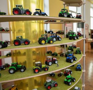 „Biokraftstoffe für Traktoren“ ist nur eines von vielen Themen, die in der Ausstellung „Nachwachsende Rohstoffe – von der Pflanze zur Nutzung“ behandelt werden. Foto: Eidenschink, TFZ