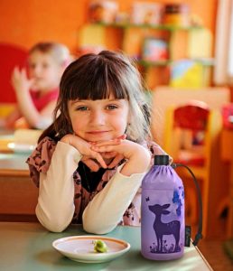 Praktisch für den Kindergarten-Alltag ist eine eigene Trinkflasche, die sich leicht reinigen lässt. So laufen die Kinder nicht Gefahr, sich aus anderen Trinkbehältern anzustecken. Foto: djd/Emil/Alinute - Fotolia