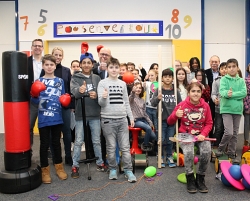 Freuen sich über die spielerischen Integrationshelfer: Schüler der Mittelschule Schönbrunn mit (von links) Prof. Dr. Thomas Küffner, stellvertretender Vorsitzender des Lions-Hilfswerks, Lehrerin Ines Haselbeck, Rektor Sebastian Hutzenthaler und Gerhard Gustorf, Vorsitzender des Lions-Hilfswerks.