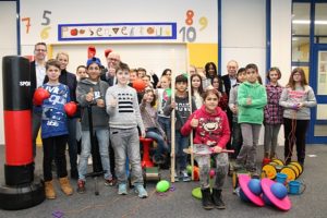 Freuen sich über die spielerischen Integrationshelfer: Schüler der Mittelschule Schönbrunn mit (von links) Prof. Dr. Thomas Küffner, stellvertretender Vorsitzender des Lions-Hilfswerks, Lehrerin Ines Haselbeck, Rektor Sebastian Hutzenthaler und Gerhard Gustorf, Vorsitzender des Lions-Hilfswerks.
