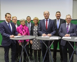 Die TRIO-Partner bei der Vertragsunterzeichnung. (Foto: OTH Regensburg / Florian Hammerich