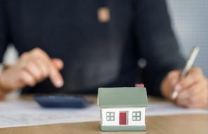 Genaues Nachrechnen lohnt sich: Bei der Anschlussfinanzierung können Hausbesitzer, etwa durch den Wechsel der Bank, oft mehrere tausend Euro sparen. Foto: djd/Dr. Klein Privatkunden AG/photography leisner