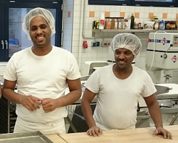 Neben Brezen, Obstschnitten und Semmeln bereiteten die Teilnehmer in der Backstube auch Spezialitäten aus ihrer Heimat zu, etwa ein arabisches Fleischbrot mit Hackfleisch, Gewürzen und Mandeln.