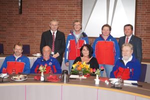 Die Geehrten gemeinsam mit Landrat Josef Laumer (hinten links) und Altlandrat und BRK-Kreisvorsitzendem Alfred Reisinger (hinten rechts).