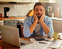 "Was mache ich bloß mit meinem Geld?" - Der Frühling ist die beste Gelegenheit, auch die eigene Finanzsituation auf den Prüfstand zu stellen. Foto: djd/Deutsche Vermögensberatung/Getty