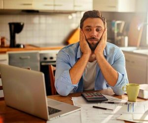 "Was mache ich bloß mit meinem Geld?" - Der Frühling ist die beste Gelegenheit, auch die eigene Finanzsituation auf den Prüfstand zu stellen. Foto: djd/Deutsche Vermögensberatung/Getty