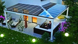 Der mit dem Solardach erzeugte Strom wird im eigenen Haus kostenfrei genutzt, überschüssiger Strom wird gespeichert, bis er gebraucht wird - zum Beispiel für die Gartenbeleuchtung am Abend. Foto: djd/www.carporte.de