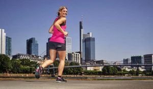 Überlastung beim Sport ist eine mögliche Ursache für Beschwerden an der Achillessehne - dann kann eine spezielle Gelenkbandage helfen. Foto: djd/medi