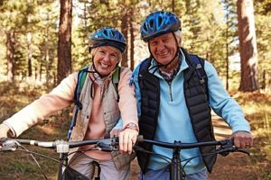 Fit bleiben im Alter: Regelmäßige Bewegung, eine ausgewogene Ernährung sowie gutes Sehen tragen maßgeblich zum Wohlbefinden bei. Foto: djd/Alcon Pharma/thx