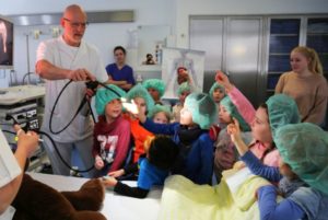 : Chefarzt Dr. med. Mathias Grohmann beim Gummibärchen-Endoskopieren mit den Kindergartenkindern am Stoffaffen.