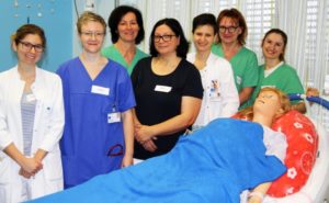 Das interdisziplinäre Team aus Gynäkologie und Anästhesie übte zusammen mit einer Hebamme an der High-Tech-Puppe Victoria im Kreißsaal des Klinikum St. Elisabeth, was im Notfall zu tun ist.