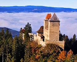 Aussicht auf die Burg Kašperk im Böhmerwald. 2371 KB Foto: djd/Tourismusverband Ostbayern e.V./Bezirk Pilsen/Jirí Strašek