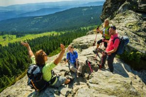 Wanderpause auf dem Großen Arber mit Panoramablick. 3112 KB Foto: djd/Tourismusverband Ostbayern e.V./Andreas Hub