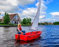 Der Landal Waterpark Terherne im Herzen der friesischen Seenlandschaft ist von Wasser umgeben.