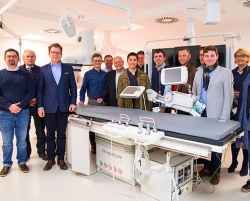 Im Herzen des Klinikums: Die KPV Landshut besichtigte das Herzkatheterlabor am Klinikum, hier mit (ab 3.v.l.), Geschäftsführer Nicolas von Oppen, KPV-Vorsitzendem Georg Stemberger, Ärztlichem Direktor und Chefarzt der Kardiologie, Prof. Dr. Stephan Holmer, CSU-Kreisvorsitzender Dr. Thomas Haslinger (3.v.r.) und Pflegedirektorin Angelika Alke (2.v.r.). Foto: Klinikum Landshut