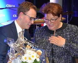 Florian Hölzl überreicht an Barbara Stamm einen Korb mit Pfeffenhausener Spezialitäten