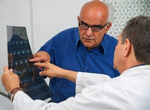 Genaue Informationen und Faktenwissen können Betroffenen helfen, mit der Diagnose "Krebs" besser zurechtzukommen. Foto: djd/Krebsinformationsdienst, Deutsches Krebsforschungszentrum