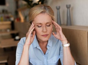 Das Phänomen Hörstress ist allgemein bekannt: Zwei Drittel der Bundesbürger glauben zudem, dass eine eingeschränkte Hörfähigkeit müde machen kann. Foto: djd/Isma/thx