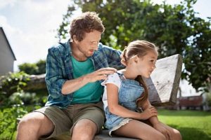 Neben der Wahl geeigneter Kleidung und der Verwendung von insektenabweisenden Sprays gehört auch das Absuchen des Körpers zu den Vorsorgemaßnahmen gegen Zecken.