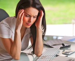 Wer ständig Stress hat, kann öfter unter Kopfschmerzen leiden.