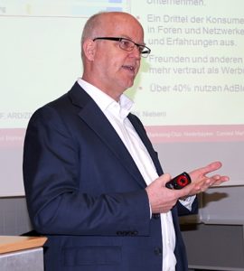„Weil klassische Werbung bei den Verbrauchern immer unbeliebter wird, können Unternehmen die Menschen mit interessanten und emotionalen Storys an sich binden“, sagte Prof. Dr. Michael Bürker zur Bedeutung von Content Marketing in der Unternehmenskommunikation.