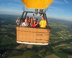 Aufregende Geschenkidee: Hoch hinaus geht es beim Ballonflug mit der ganzen Familie.