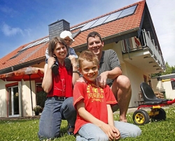 dank der freien Kombinierbarkeit von Solarthermie kann jeder Hausbesitzer von den Vorteilen der sonnigen Heizung profitieren.