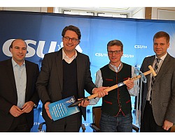 Für den CSU-Bezirksvorsitzenden Andreas Scheuer (2.v.l.) gab es von stellvertretendem Bezirksvorsitzenden Florian Oßner (l.) und den beiden Spitzenkandidaten Bernd Sibler (2.v.r.) und Olaf Heinrich einen Spaten, den er in seiner neuen Aufgabe als Bundesminister für Verkehr möglichst oft in Niederbayern einsetzen sollte.
