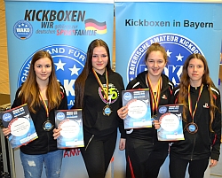 Mallersdorfer Sieger mit ihrer Ausbeute zu sehen. Von Links: Katrin Dobmeier, Corinna Zehentbauer, Anna-Lena Heinrich, Julia Riescher