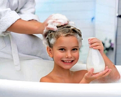 Wenn sich Mama und Papa über niedrige Energiekosten fürs warme Wasser freuen, macht das Baden nochmal so viel Spaß. Foto: djd/Deutsche Vortex