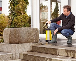 Bei der Grundreinigung von Terrasse und Wegen helfen am besten Spezialreiniger. Foto: djd/Mellerud