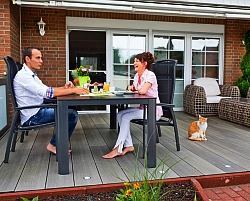 Mit ihrer natürlichen Signierung verleihen Terrassendielen aus Holz-Verbundwerkstoffen jedem Garten einen individuellen Look. Foto: djd/megawood.com