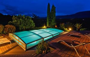 Im geschlossenen Zustand hält die Poolüberdachung frei von Verunreinigungen und schützt vor allem vor Unfällen.