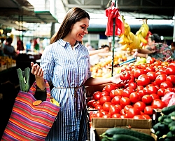 Der robuste Shopper aus gewebter Bio-Baumwolle bietet viel Platz für die Einkäufe. Foto: djd/Emil/nd3000 - stock.adobe.com